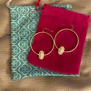 Gorgeous Kendra Scott Elora hoop earrings- gold/white pearl.
